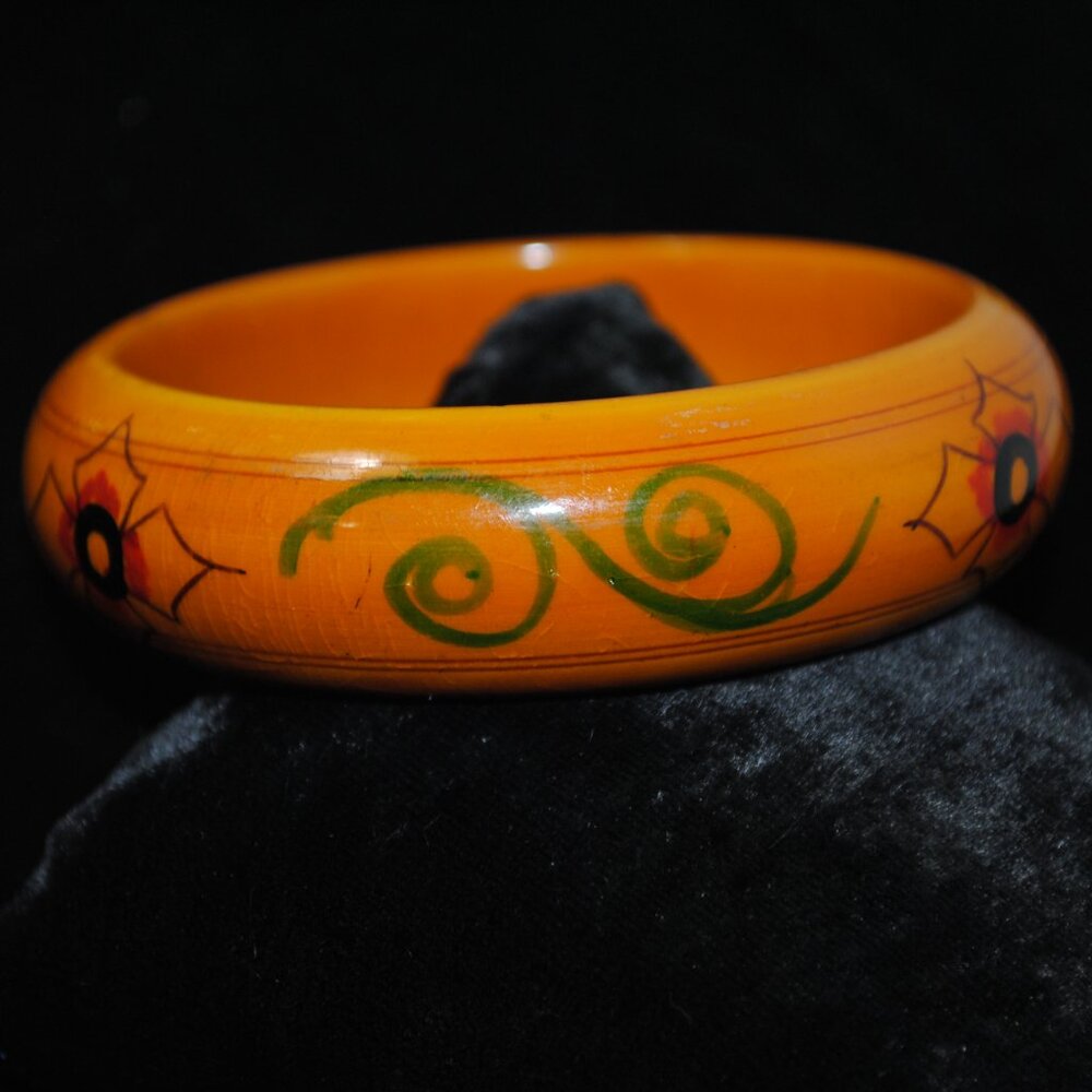 Vintage Painted and Glossed Butterscotch Bakelite /Plastic Bangle Floral Design - Picture 5 of 8